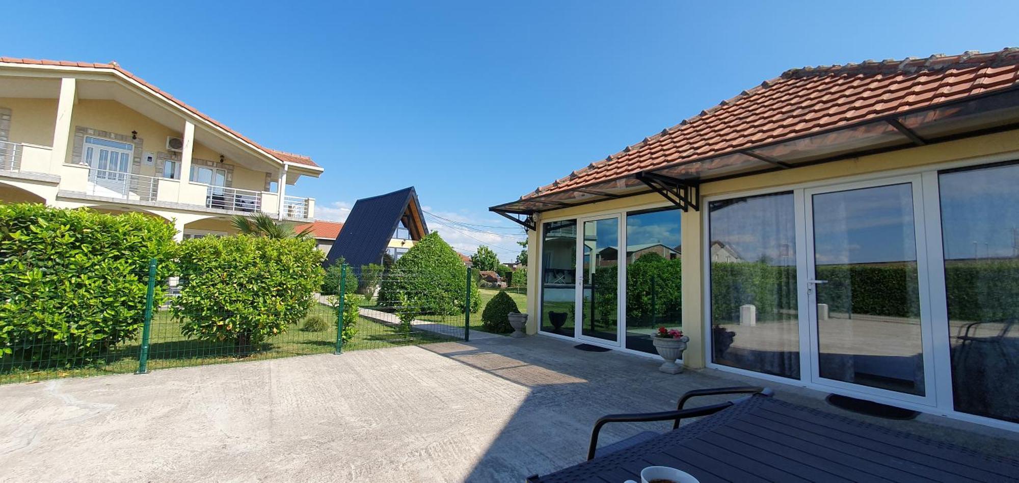 Cozzy Apartment Near The Aiport Podgorica Mitrovica Kültér fotó